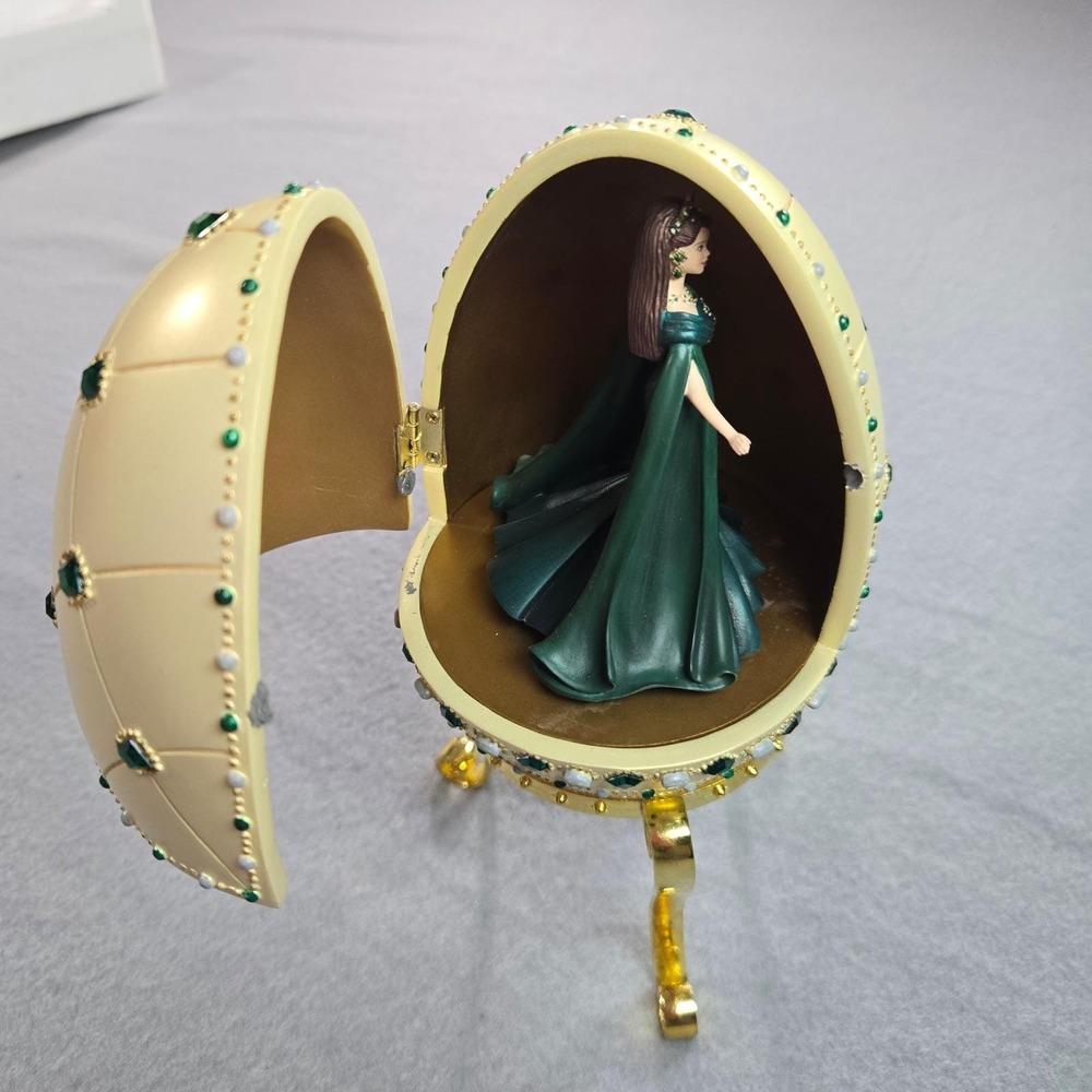 Barbie Empress of Emeralds Resin Egg Avon 2000 Musical Cream Green Gold Jeweled